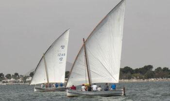 Dos barcos de vela latina navegando en el Mar Menor