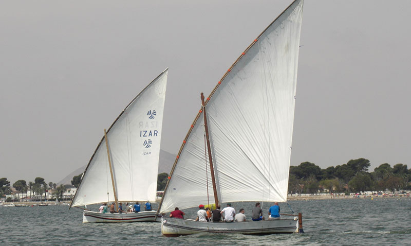 Dos barcos de vela latina navegando en el Mar Menor