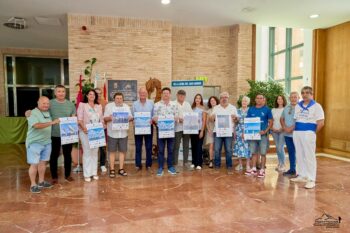 Presentación del Trofeo Vela Latina 2026 en Los Alcázares con participantes y carteles.