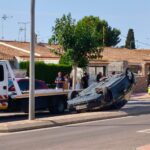 Vehículo volcado en la avenida Virgen de Loreto en Santiago de la Ribera