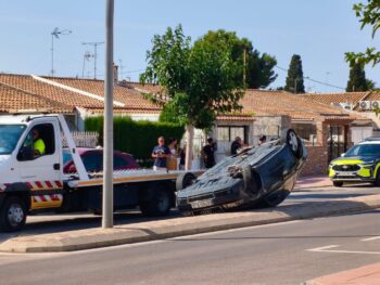 Vehículo volcado en la avenida Virgen de Loreto en Santiago de la Ribera