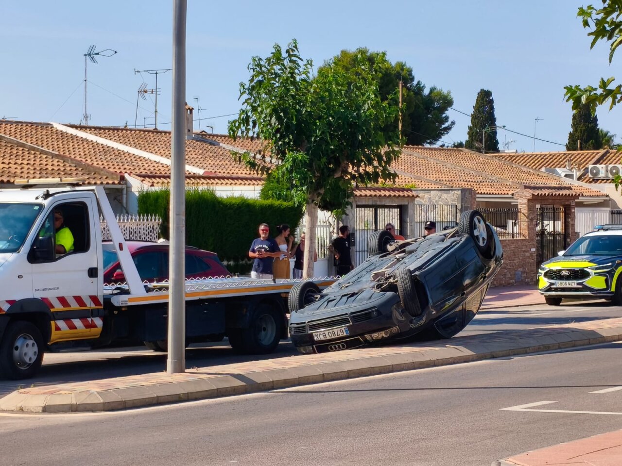 Vehículo volcado en la avenida Virgen de Loreto en Santiago de la Ribera