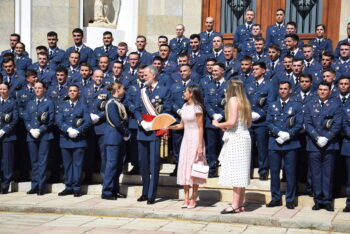 El Rey Felipe VI impone la Gran Cruz a la Princesa Leonor en la AGA