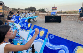 Participantes pintando bajo el cielo estrellado en el Cabezo Gordo