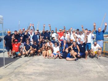 Grupo de participantes en la regata de vela latina en el Mar Menor