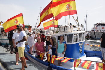 Barco decorado con banderas en la procesión de la Virgen del Carmen