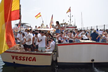 Fiesta en el Mar Menor con barcos y fieles celebrando a la Virgen del Carmen