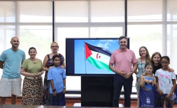 Recepción de niños saharauis en San Pedro del Pinatar con autoridades locales