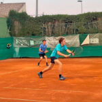 Alumnos de la escuela de tenis San Javier entrenando en la cancha de tierra batida