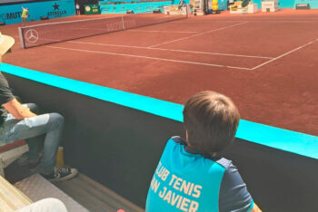 Niño observando un partido de tenis en el Mutua Madrid Open