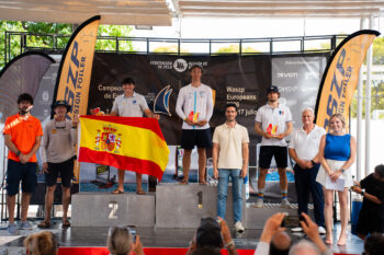 Antonio Gasperini con la bandera de España en el podio del campeonato de Waszp
