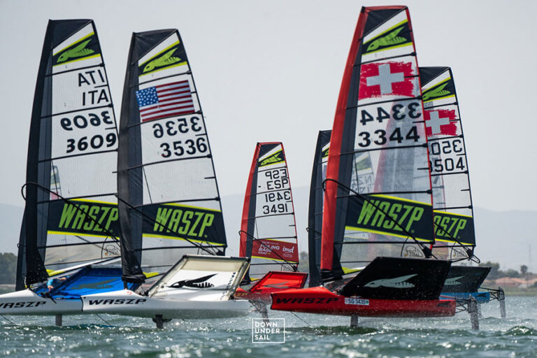 Veleros Waszp compitiendo en el Mar Menor durante el campeonato europeo.