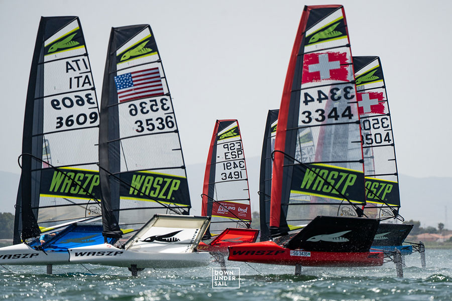 Veleros Waszp compitiendo en el Mar Menor durante el campeonato europeo.