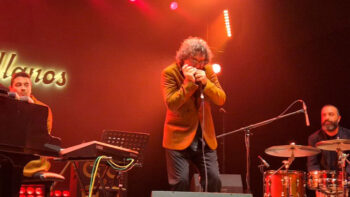 Antonio Serrano tocando la armónica en un festival de jazz.