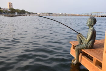 Escultura del Niño Pescador en el balneario de Los Viudes
