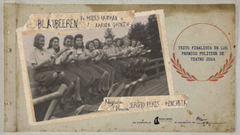 Cartel de la obra de teatro Blaubeeren con un grupo de mujeres sonriendo