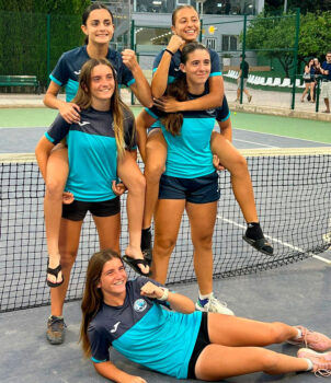 Jugadoras del equipo cadete femenino del Club de Tenis San Javier posando felices
