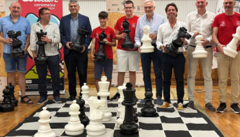 Participantes sosteniendo piezas de ajedrez en Torre Pacheco
