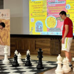 Dos jóvenes ajedrecistas en un torneo de ajedrez rápido en Torre Pacheco