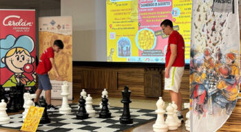 Dos jóvenes ajedrecistas en un torneo de ajedrez rápido en Torre Pacheco