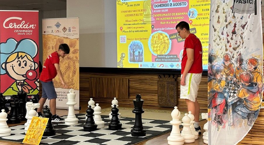 Dos jóvenes ajedrecistas en un torneo de ajedrez rápido en Torre Pacheco