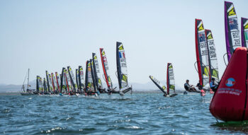 Regatistas compiten en el campeonato europeo de Waszp en el Mar Menor