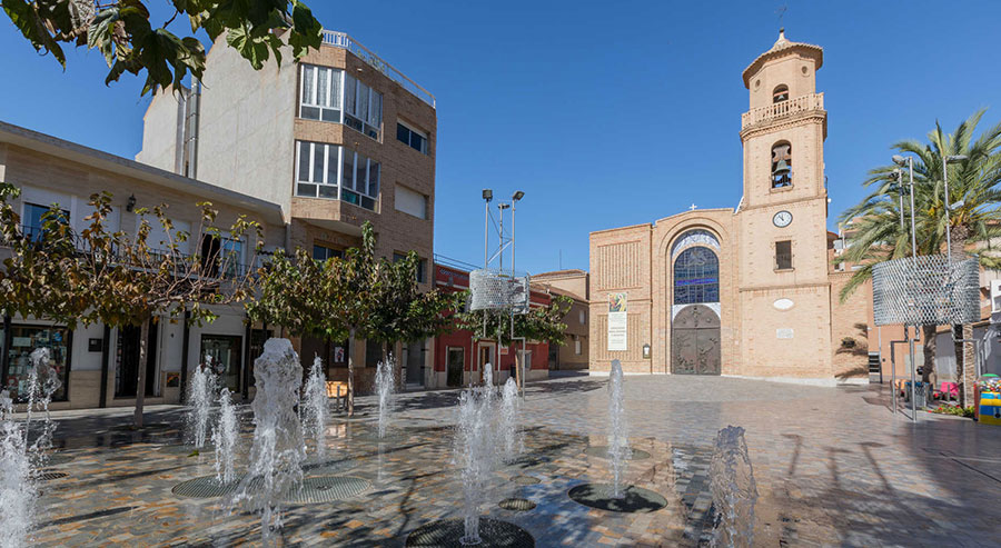 Plaza de la Iglesia en Pilar de la Horadada con fuente y edificio histórico