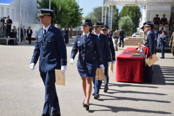 Alumnos de la Academia General del Aire desfilando en ceremonia de graduación