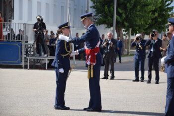 El Rey Felipe VI impone la Gran Cruz del Mérito Aeronáutico a la Princesa Leonor en la AGA.
