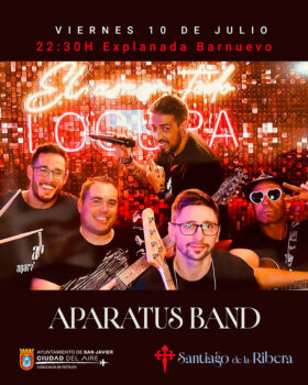Concierto de Aparatus Band en Santiago de la Ribera con músicos sonrientes.