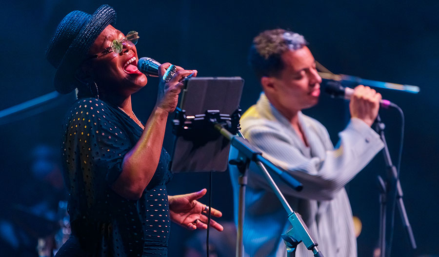 José James y China Moses cantando en el festival de jazz