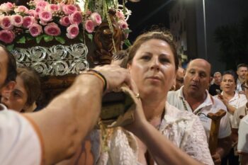 Mujeres costaleras llevando el trono de la Virgen del Carmen en San Pedro del Pinatar