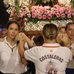 Grupo de costaleras llevando el trono de la Virgen del Carmen en San Pedro del Pinatar