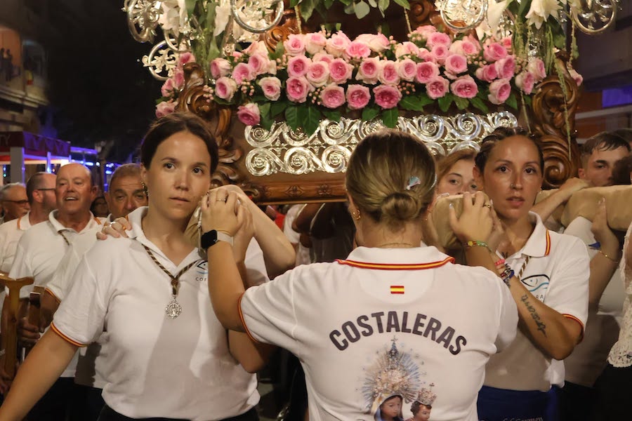 Grupo de costaleras llevando el trono de la Virgen del Carmen en San Pedro del Pinatar