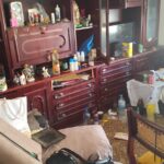 Interior desordenado de un piso utilizado para la venta de drogas.