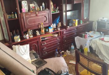 Interior desordenado de un piso utilizado para la venta de drogas.