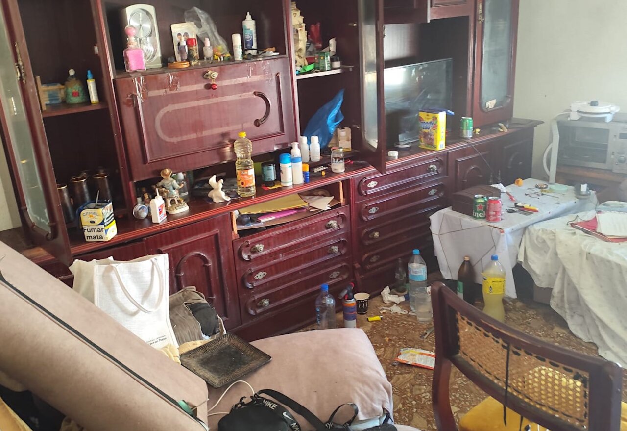 Interior desordenado de un piso utilizado para la venta de drogas.