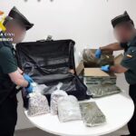 Agentes de la Guardia Civil inspeccionan equipaje con droga en Corvera