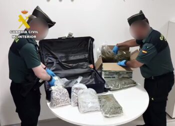 Agentes de la Guardia Civil inspeccionan equipaje con droga en Corvera