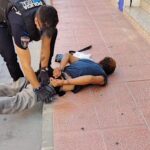 Policía deteniendo a un sospechoso en la calle de Santiago de La Ribera