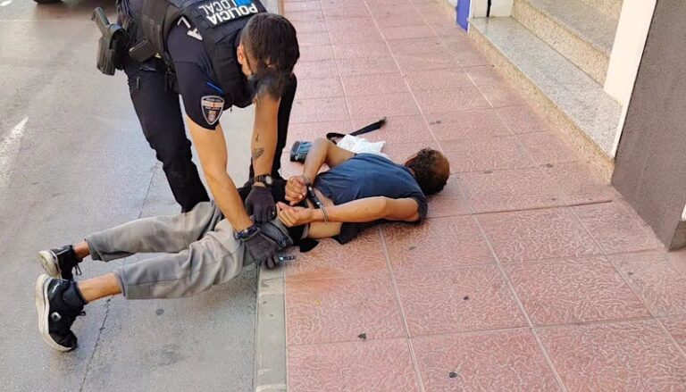 Policía deteniendo a un sospechoso en la calle de Santiago de La Ribera