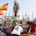 Procesión marítima de la Virgen del Carmen en Lo Pagán con fieles y barcos.