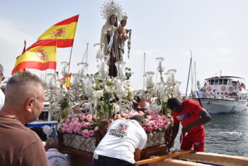 Procesión marítima de la Virgen del Carmen en Lo Pagán con fieles y barcos.