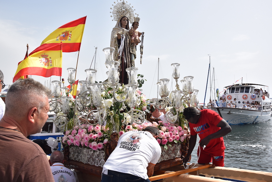 Procesión marítima de la Virgen del Carmen en Lo Pagán con fieles y barcos.