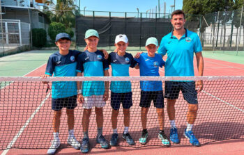 Jugadores alevines del Club de Tenis San Javier posando en la cancha