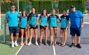 Equipo cadete femenino del Club de Tenis San Javier en la cancha