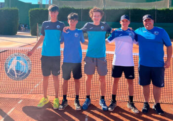 Equipo cadete del Club de Tenis San Javier posando en la cancha