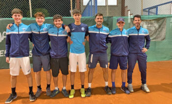 Jugadores del equipo absoluto de tenis del Club de Tenis San Javier posando en la cancha.