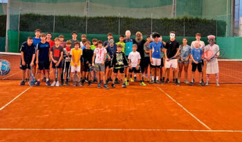 Grupo de jóvenes tenistas en la escuela de tenis San Javier