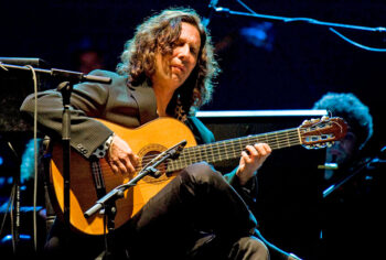 Músico tocando la guitarra en un festival flamenco